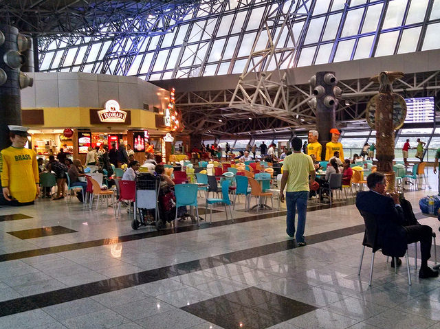 How to eat by the latest nutrition trends when traveling.